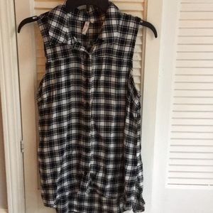 Sleeveless Plaid Button-Up